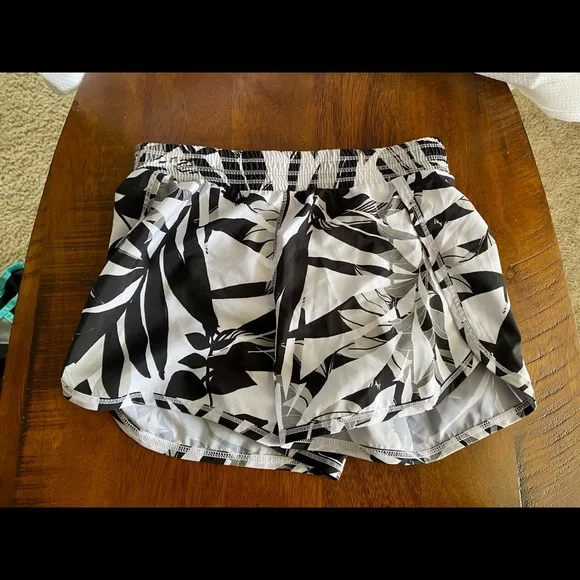3-pack of girls shorts!!  Nearly new girls shorts sz 6-7.  Great summer wear! - Picture 3 of 7